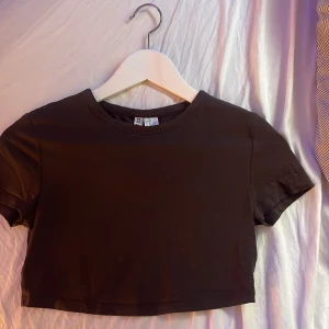 topp - brun magtröja, storlek s men ganska så kort