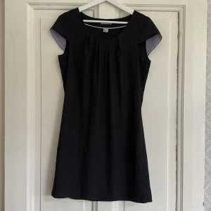Klassisk svart klänning H&M - Snygg klänning i klassisk stil från H&M. Storlek 36. Aldrig använd. 