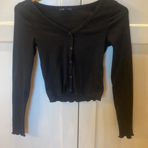 Svart kort kofta - Jätte fin svart kort kofta ifrån KIABI, aldrig använt.🩷Säljer för 90kr. (Hittar inte original priset) jätte fin och är ännu finare på!😻💘