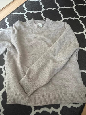 Stickad beige tröja - Säljer en jättefin stickad tröja i från hm den är i storlek S och har inga defekter alls på sig! Nypris är 250 jag säljer för 100 kr plus frakt!