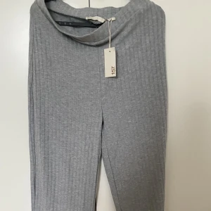 Ribbade byxor - Grå ribbad byxa som är jätte skön och mysig.ny skick 