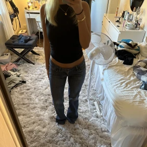 Lågmidjade jeans - Såå snygga men kommer inte till användning! Bra längd på mig som är 1,60. Perfekta nu till skolan🍂🍁