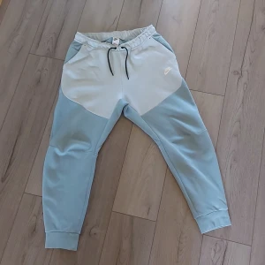 Nike tech - Nike tech byxor i storlek l helt fräscha o nya oanvända, säljer pga ingen användning 