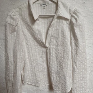 Vit blus - Supersöt blus i strl S från monki. Knappt använd så den är i fint skick!