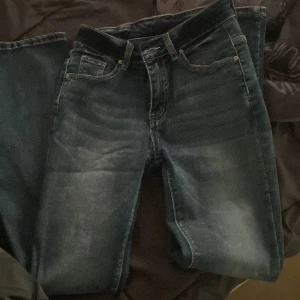 Jeans - Helt nya jeans. Säljer för att dom  ligger bara i min garderob använder aldrig dom.