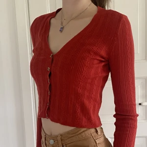 Croppad röd tröja  - Den är använd men är inte direkt sliten. Är skönt tyg om man är som mig och hatar stickiga texturer.