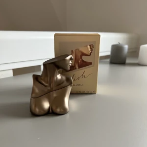 Parfym - En parfym från Billie Eilish✨Den är inte använd, bara testad ett sprut då jag köpte den utan att testa den, och sedan insåg att den inte var något för mig. Skriv för mer info! 