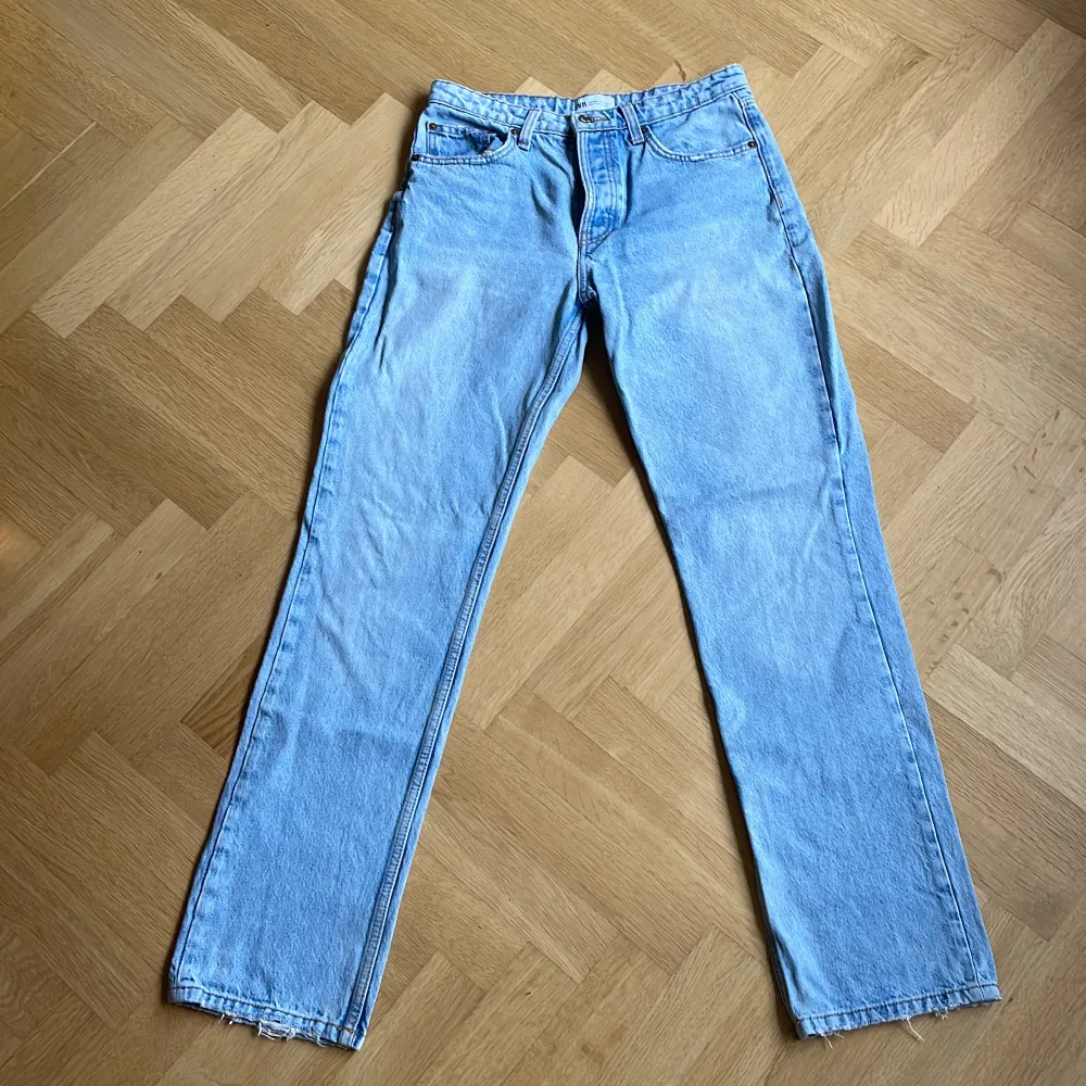 Zara lågmidjade raka jeans i storlek 38. Går ner till golvet på mig som är 173cm. Köpare står för frakten❤️. Jeans & Byxor.