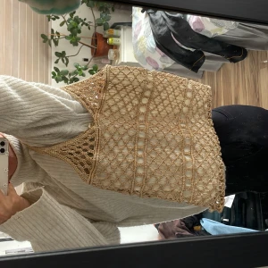 Väska - Säljer denna strandväska då jag inte använder den! Ca 30x30 cm! 