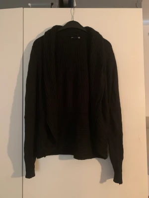 Kofta m.m - Svart kofta st M. Grå åtsittande tröja st M och Svart T-shirt st XL