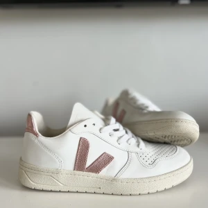 Veja V-10 Sneakers  - Superfina sneakers som knappt är använda från Veja. Inga skador  Ord. Pris: 1550kr Mitt pris: 500kr