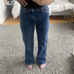 Jeans - Jeans från Monki! Highwaisted och använda typ 3 ggr. Säljer pga att jag inte använder de längre!! Är 167 och passar perfekt!