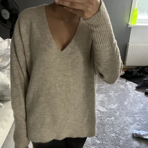 Stickad tröja  - En V ringad stickad tröja från new yorker. Använd runt 10 gånger men inga defekter. Säljer då den inte används längre💕💕