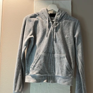 Juicy couture  - Grå juicy couture tröja i storlek s, fick i julklapp men kommer inte till användning  400+frakt