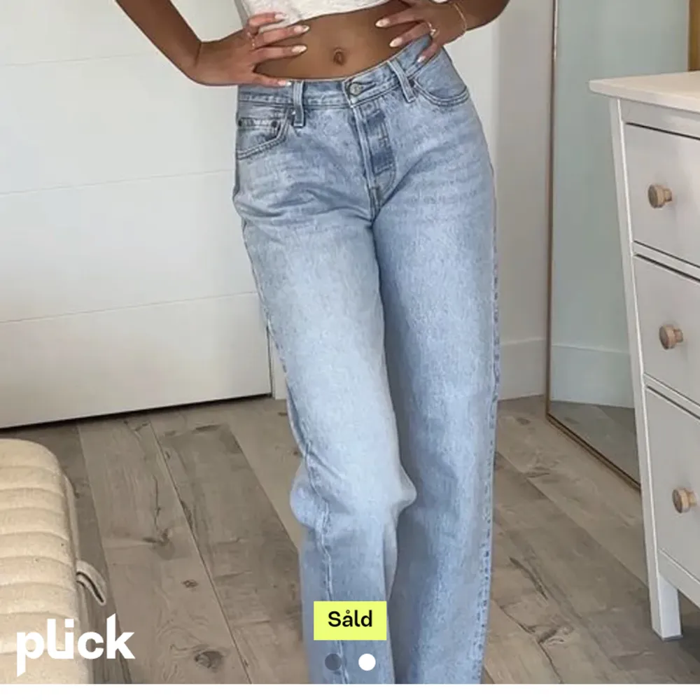 Säljer dessa jeans från Levis i modellen 501 90’s, de är raka därnere och en bra längd för mig som är 170. Jeansen är i bra skick och i storlek 29/32. Skulle säga att de är i en storlek m eller liten l.. Jeans & Byxor.