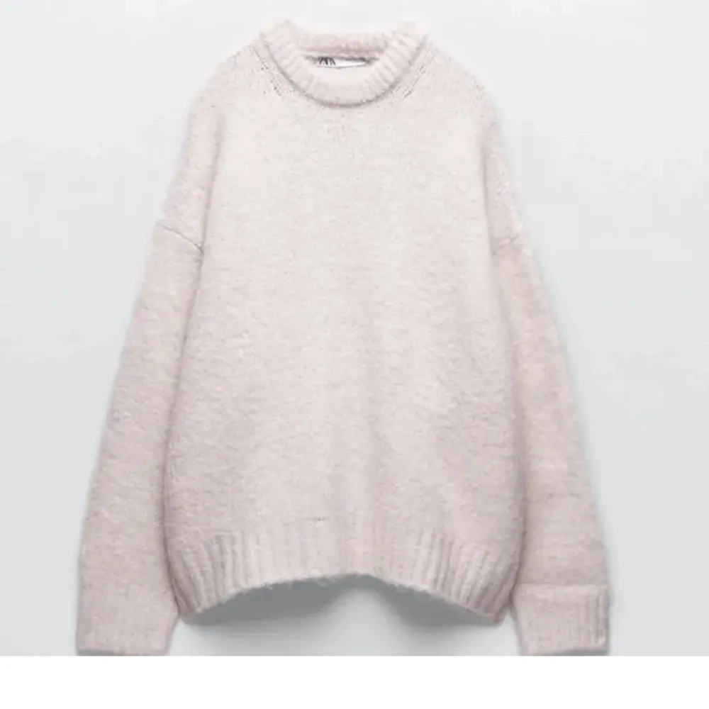 skriv innan användning av köp nu! stickad ljusrosa tröja från Zara, jätte bra skick då den nästan inte är använd💗. Stickat.