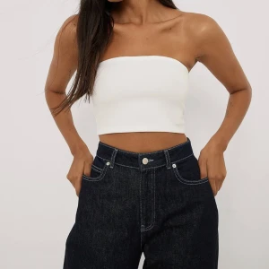 Vit och svart tubtopp - Vit och svart tubtopp från hm i strl xs!! Båda är i fint skick och skönt material! Säljer båda för 40 kr 💕