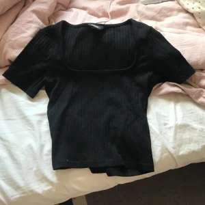 Tajt tröja - Svart ribbad super söt topp ifrån monki. Gamal så tror inte den finns att köpa ny längre. Blivit för liten för mig och därför jag säljer. Jätte fint skick och super söt. Inga fläckar eller slitningar. Kan Diskutera pris💓