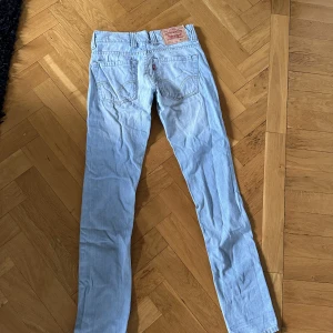 Levis jeans - Säljer dessa ljusblåa jeansen från levis, inga defekter 
