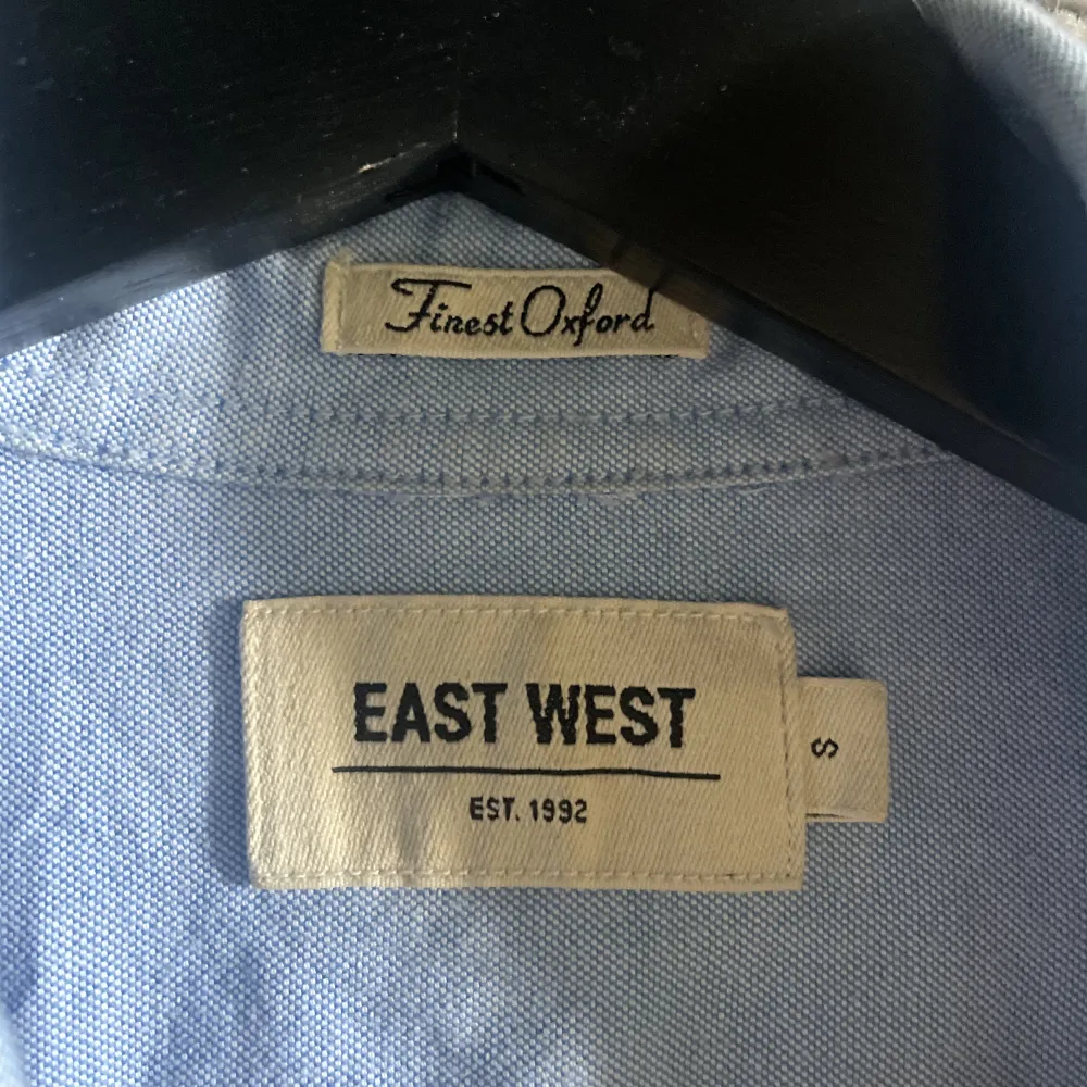 Tja! Säljer nu min East West skjorta som är köpt på brothers. Den är i nyskick, använd 2 gånger och de är storlek S. Perfekt nu till sommar/hösten.  Skriv vid funderingar eller frågor 😊. Skjortor.