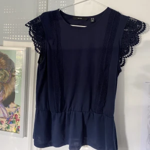 Topp - Söt marinblå topp från Vero Moda, storlek M tall men passar även S! 