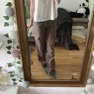 Cargo Jeans - Fina Cargos i jeansmodell, mid/lowaist beroende på höftstorlek etc, sitter low på mig, säljer pga använder inte. Använda ett 20 tal gånger och väldigt sköna, står ingen storlek men uppskattningsvis s/m🫶🏻💗