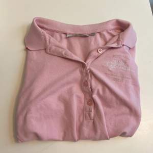 En rosa piké tröja i storlek S från peak performance! Är i nyskick🩷skriv för mer info! Pris kan diskuteras