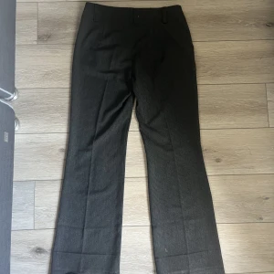 Randiga kostymbyxor - Säljer dessa lågmidjade kostymbyxor från Kappahl. Dom är långa på mig som är 166 cm så tror dom passar på lite längre tjejer. 