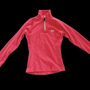 Rosa fleece tröja perfekt för skidsemestern eller kallare dagar från det högkvalitativ märket Helly Hansen. 