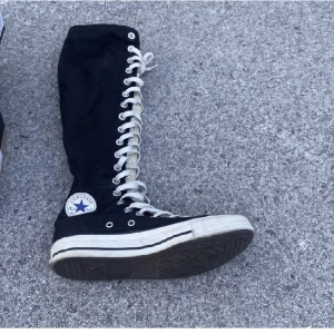 Converse med högt skaft!  - Svarta Converse jätte höga skaft! Köpta i Milano! Sparsamt använda.  Någon liten nyans skillnad inuti på tyget men annars fint skick😊 Dom är svåra att hitta! Du kommer va ganska ensam om dom nu för tiden. Bud som inte genomförs undanbedes! 