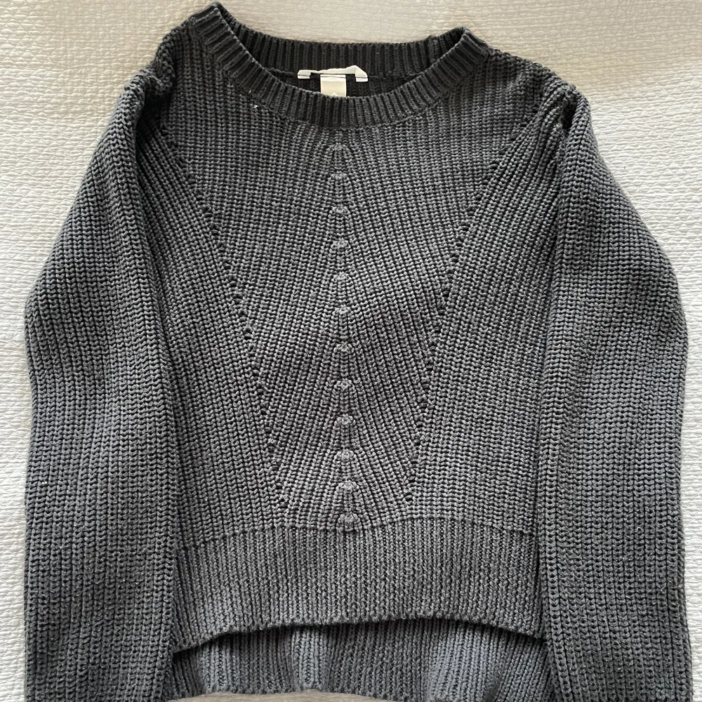 Snygg grå stickad tröja från H&M. Säljer pga att den inte kommer till användning. Pris kan diskuteras🥰. Stickat.