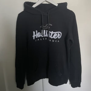 Hollister Hoodie - En hoodie från Hollister i bra skick, storlek S. Pris går att diskutera ❤️Säljer även en hoodie i exakt samma modell fast vit.