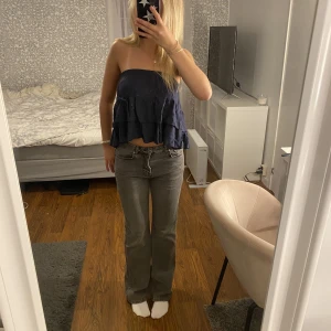 Mörkgrå jeans  - Full length flare jeans från Ginatricot i strl 36, knappt använda💗