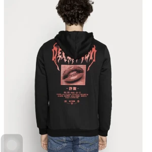 Hoodie me tryck - Denna cool hoodie med tryck används ej mer, köptes på zalando för 359. Använd väldigt lite så är i nyskick. Den är i ”unisex” 