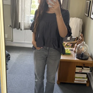 Topp - Fin topp ifrån veromoda. Använd fåtal gånger och i världigt fint skick. I storlek m, men skulle säga att den passar typ S-L då den också är fin som ”oversize”. Jag på bilden är ca s/m. Hör av dig vid frågor eller köp! 