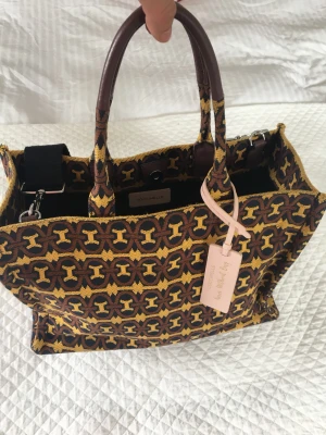 Coccinelle tote väska  - Mått: 35cm (längd) 27 cm (höjd) 4 inner fickor  Starkt tyg. Väskan är I perfekt skick.  