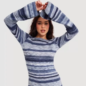 Knitted dress - Slutsåld i alla storlekar förutom XXL! Skit snygg stickad klänning från Nelly, den är i storlek M men passar även S. Säljer då den är för stor för mig så bara använt 1 gång! Nypris ligger på 599kr och jag säljer för halva priset. Pris går att diskutera. 