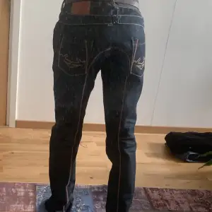Lågmidjade jeans från Ijin i storlek 29. Jätte snygga detaljer på fickorna 