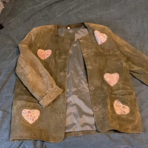 Jacka - Ascool jacka i mocka som är köpt second hand! Jättecharmig med fina knappar och söta insydda hjärtan. Väldigt fin kvalitet men är använd och lite sliten på några få ställen! Säljer då den är för stor