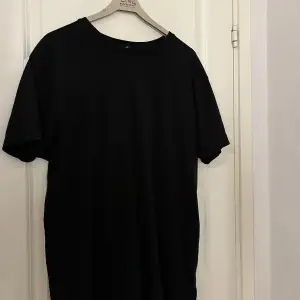 En svart t-shirt som även kan användas som klänning köpt från New yorker, strl XL men känns mer som L, Ganska använd