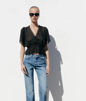 Blus  - Säljer min svarta blus från zara då det inte används ❤️