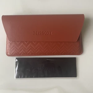 Missoni fodral - Fodral från Missoni till glasögon eller solglasögon. Kommer med en putsduk. Helt oanvänt putsduken är fortfarande inplastad.