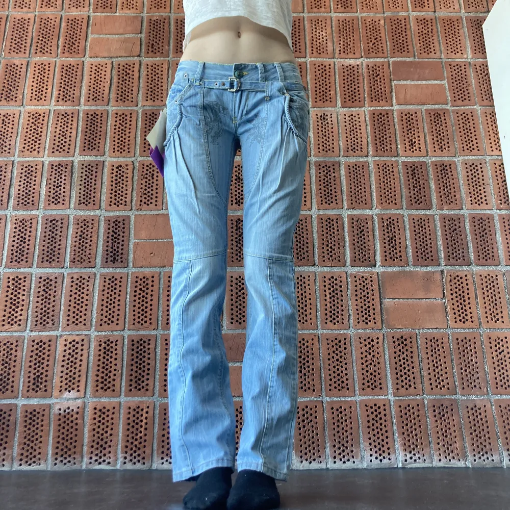Så unika y2k jeans med coola detaljer 💕 lappen kvar! Märkta storlek M men uppskattas till W28. 83 cm runt midjan, 83 cm i innerbenslängd. 🧚‍♀️ Jag är 177 och har storlek 29. 🍓 Använd gärna köp nu 👑. Jeans & Byxor.