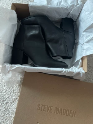 Steve Madden - Använt en gång pga små i storleken för mig som har strl 37 vanligtvis. Köpt dem för 900kr.