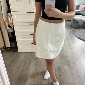 Stickad kjol vit zara - Stickad kjol från zara som ej kommer till använding💗