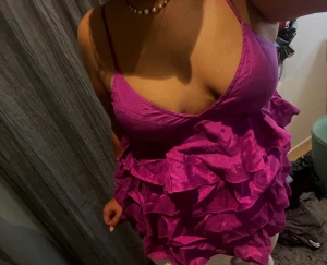 Topp - Dösnygg rosa volang topp!!💗 toppen är en äldre H&M designe som köptes på Vestiaire, säljer då dne tyvärr inte kommit till någon användning.