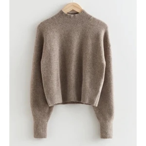 Tröja &other stories - Så gosig tröja!! Säljer samma i grått🌸