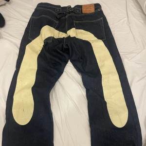 Evisu jeans - Feta evisu jeans, jag säljer dom pga att dom är för långa för mig är 158cm. Vek dom in när jag hade på mig dom, skulle säga att de skulle passa någon som är runt 175. Men passar säkert också bra på någon som är 180. Bjuder på frakt.