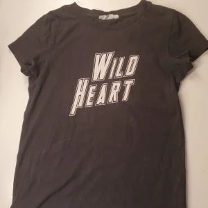 Svart t-shirt - En jättefin svart t-shirt med vitt tryck. Perfekt till sommarn! 💗