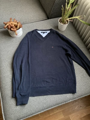 Tommy Hilfiger tröja - Skön Tommy hilfiger tröja Passar bra med skjorta under